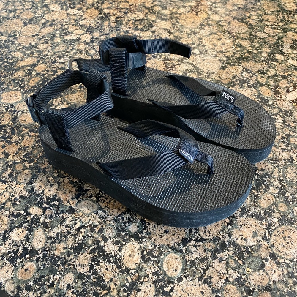 Tevas flatform thong sandals